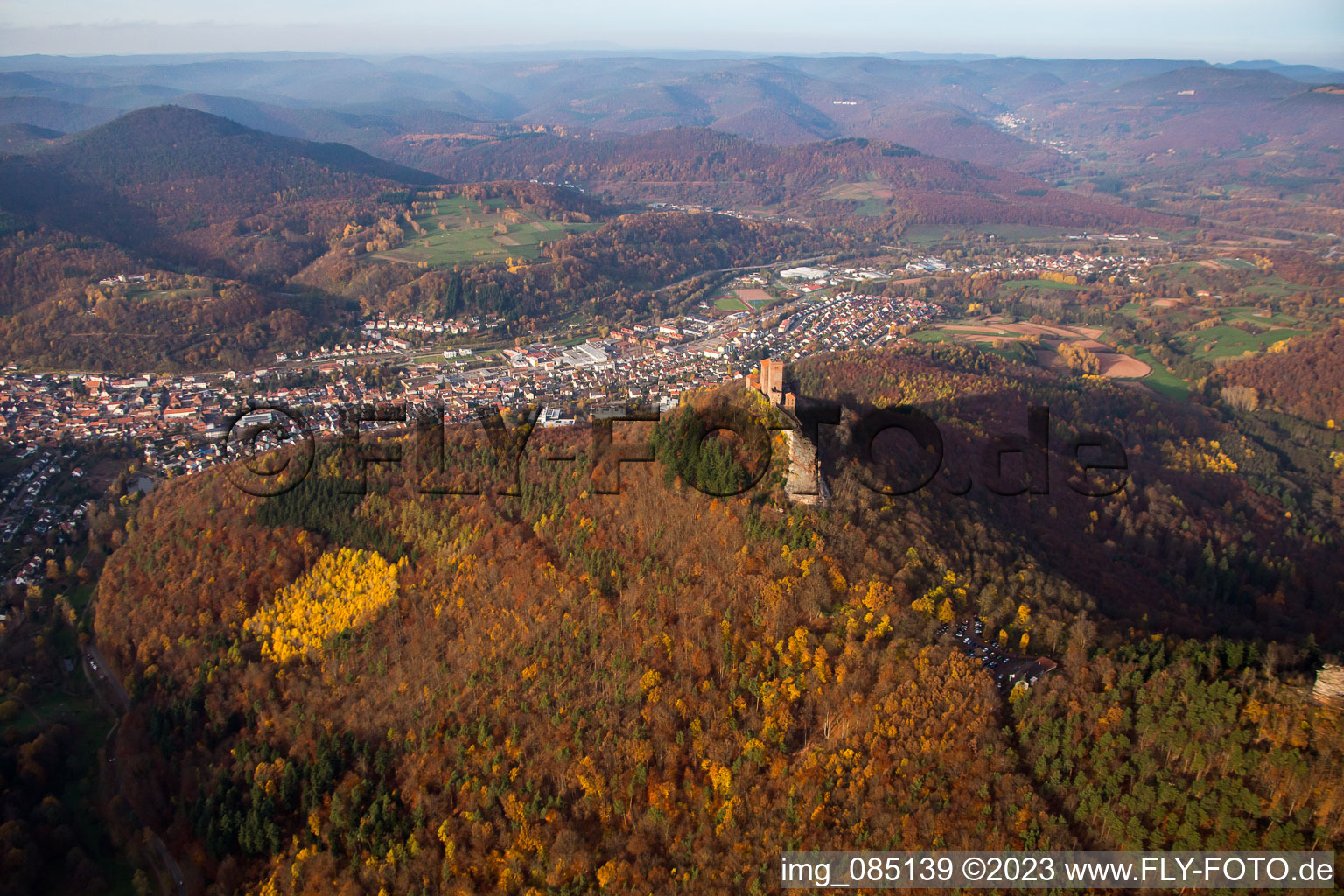 Schrägluftbild von Burg Trifels im Ortsteil Bindersbach in Annweiler am Trifels im Bundesland Rheinland-Pfalz, Deutschland