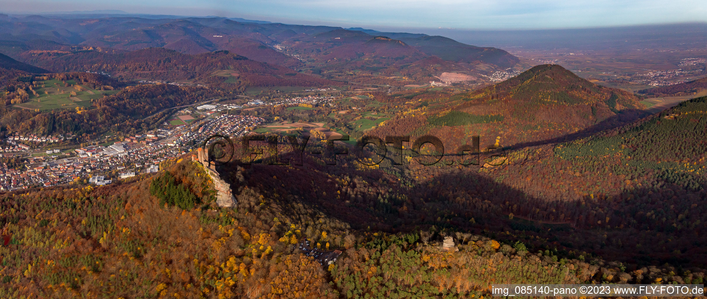 Burg Trifels in Annweiler am Trifels im Bundesland Rheinland-Pfalz, Deutschland aus der Luft betrachtet