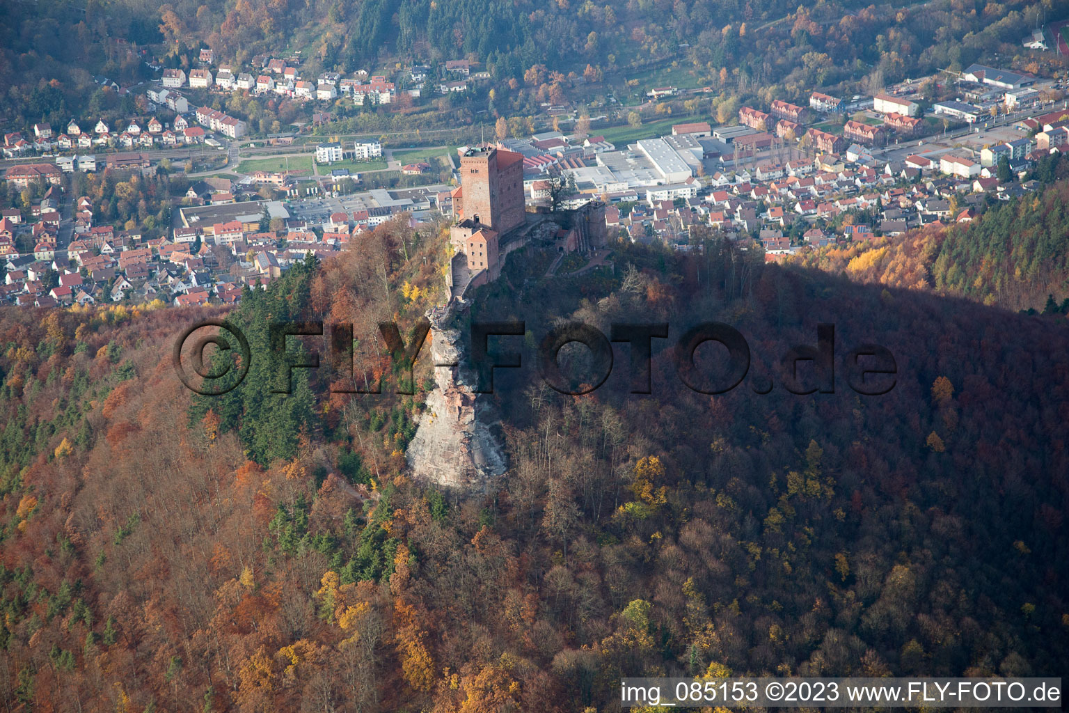 Luftbild von Kletterfelsen Trifels in Annweiler am Trifels im Bundesland Rheinland-Pfalz, Deutschland