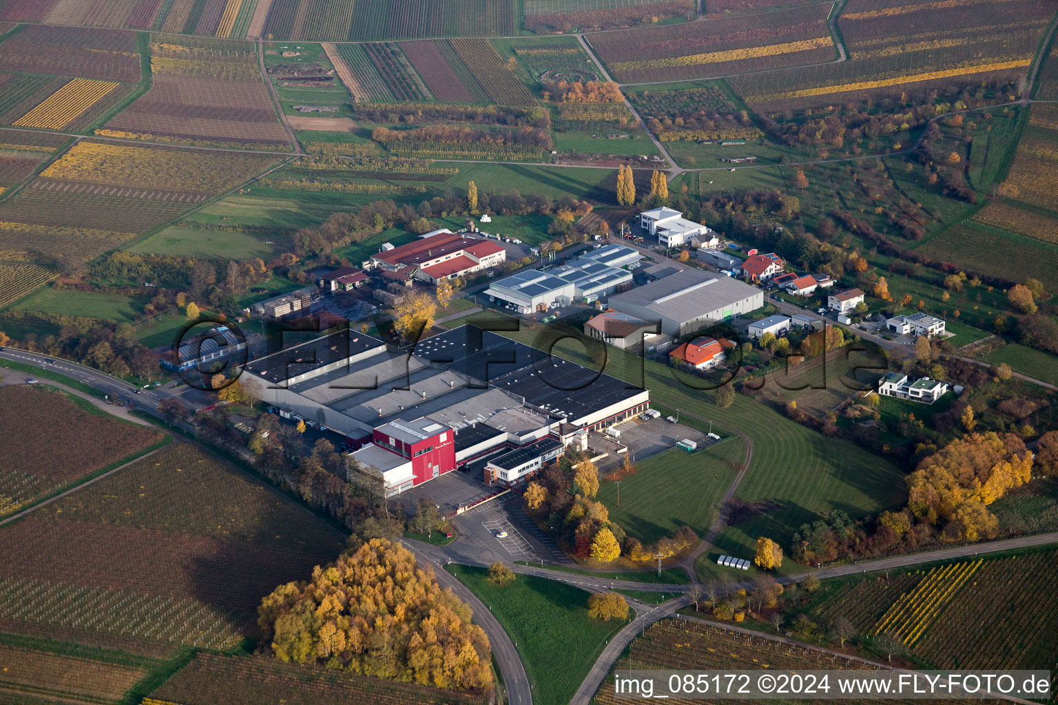 Lagerhauskomplex- Gebäude im Gewerbegebiet Großkelterei Kleine Kalmit in Ilbesheim bei Landau in der Pfalz im Bundesland Rheinland-Pfalz, Deutschland