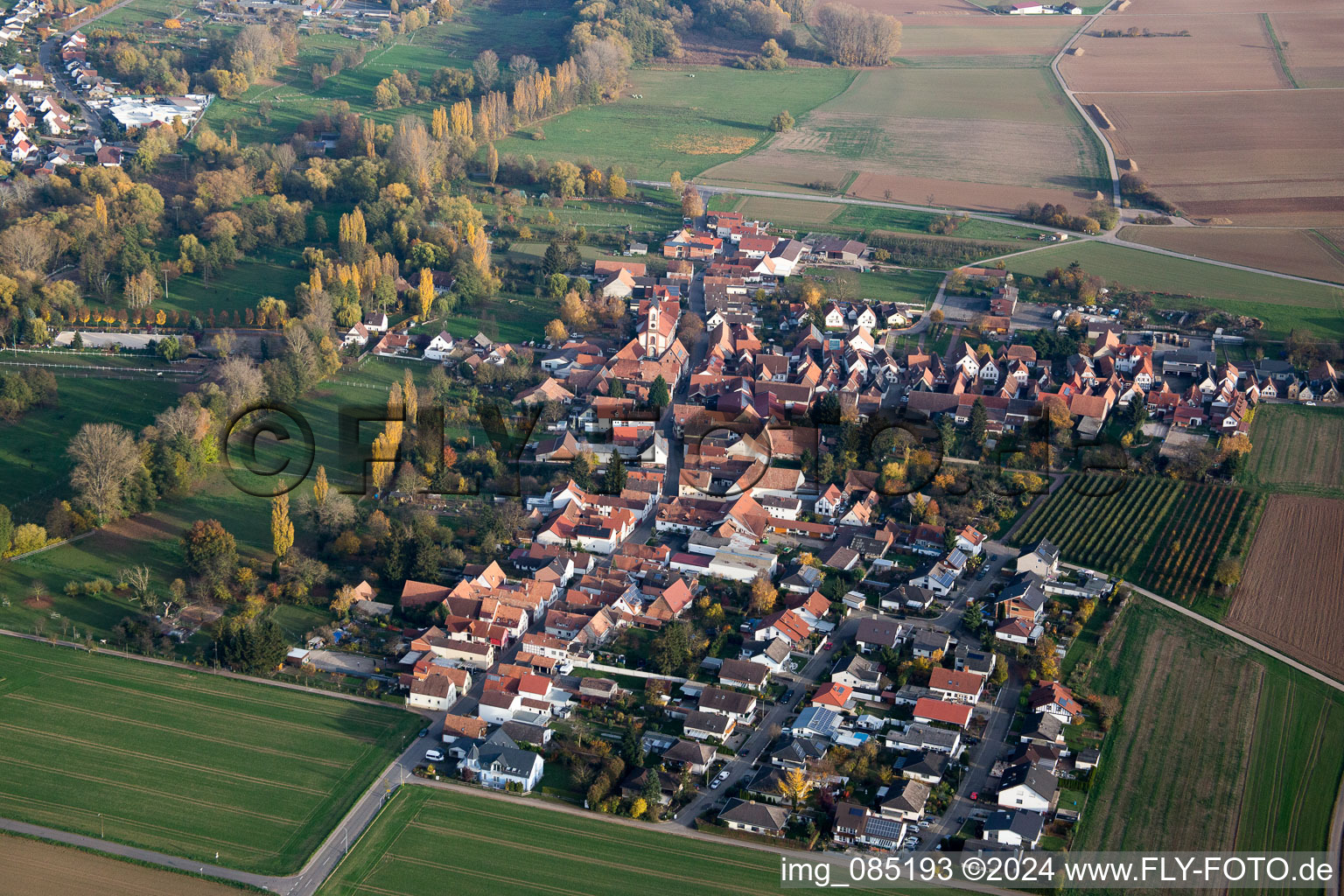 Luftbild von Ortsansicht der Straßen und Häuser der Wohngebiete im Ortsteil Mühlhofen in Billigheim-Ingenheim im Bundesland Rheinland-Pfalz, Deutschland