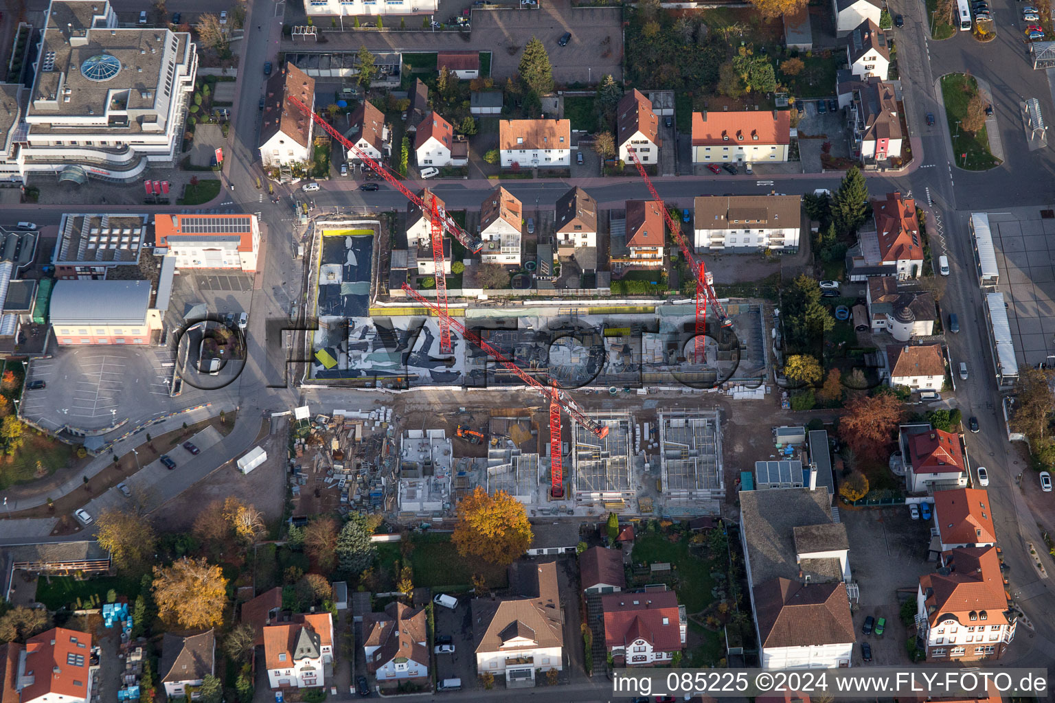 Luftaufnahme von Gebäude- Ensemble- Baustellen zum Neubau eines Stadtquartiers 'Im Stadtkern' in Kandel im Bundesland Rheinland-Pfalz, Deutschland