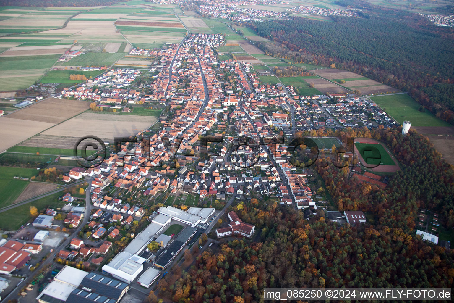 Dorf - Ansicht am Rande von landwirtschaftlichen Feldern und Nutzflächen in Hatzenbühl im Bundesland Rheinland-Pfalz, Deutschland