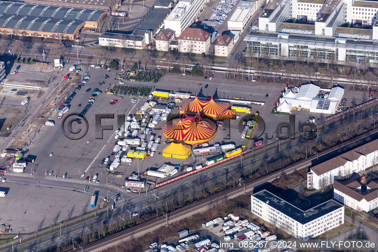 Circus- Zelt- Kuppeln des Zirkus Rico auf dem Messplatz in Karlsruhe im Ortsteil Oststadt im Bundesland Baden-Württemberg, Deutschland
