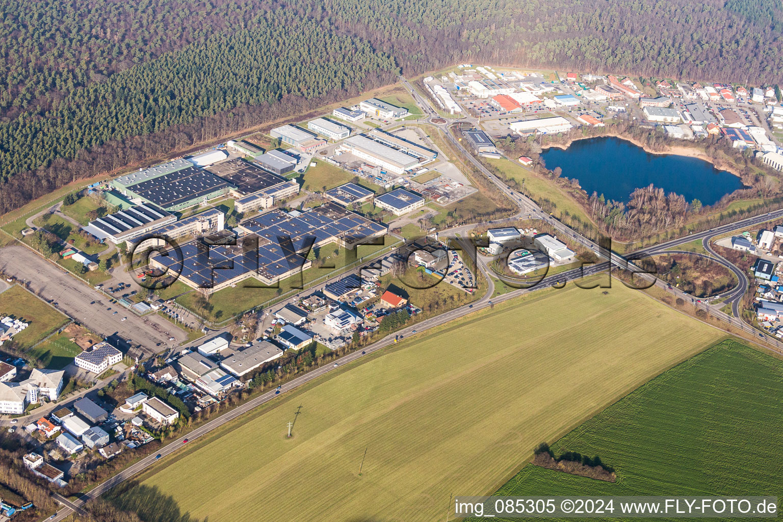 Industrie- und Gewerbegebiet mit IWK Verpackungstechnik GmbH in Stutensee im Ortsteil Blankenloch im Bundesland Baden-Württemberg, Deutschland