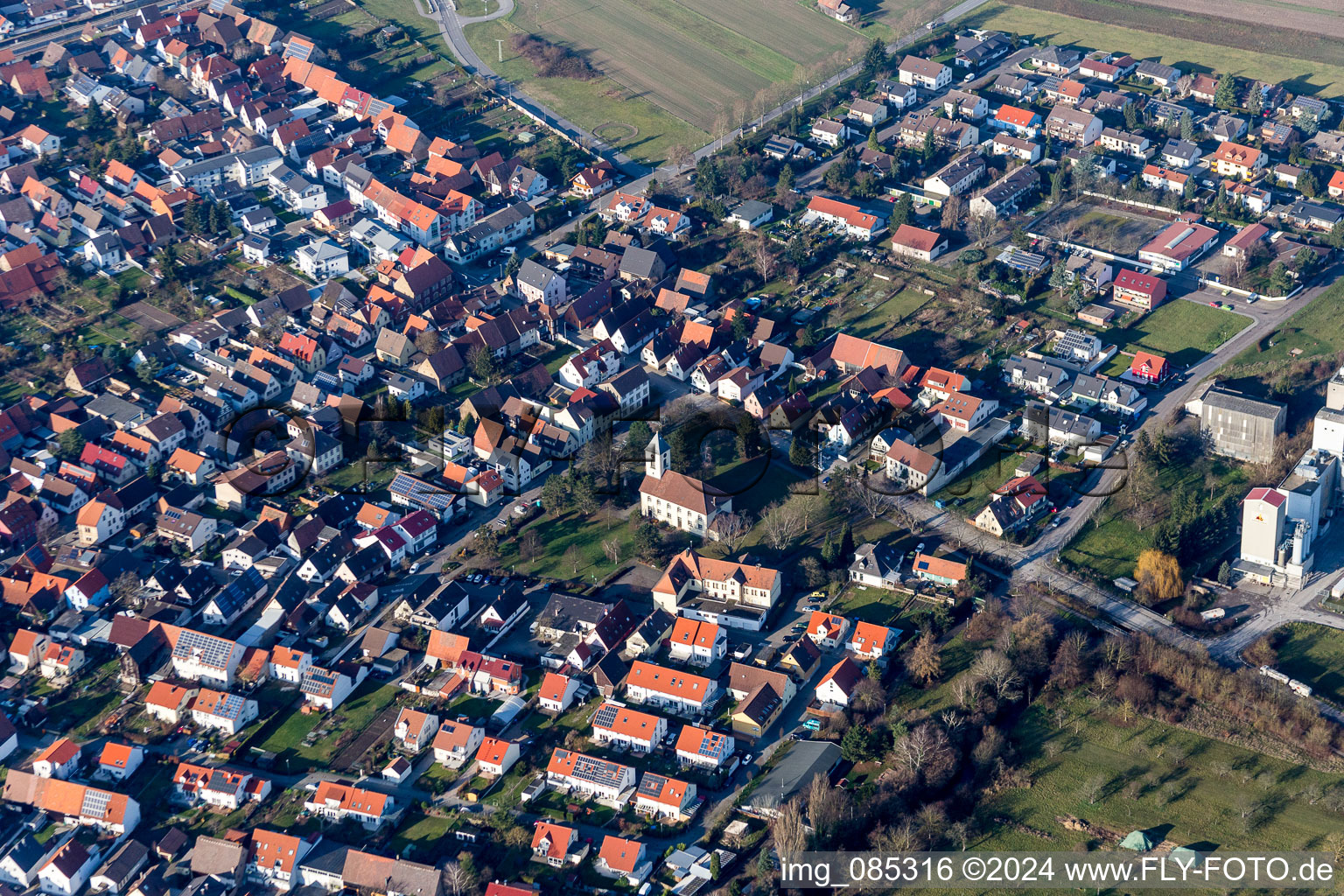 Ortsansicht der Straßen und Häuser der Wohngebiete im Ortsteil Spöck in Stutensee im Bundesland Baden-Württemberg, Deutschland