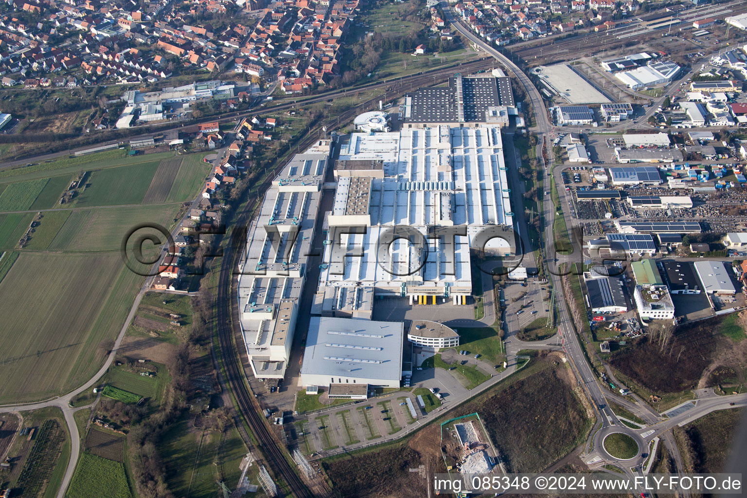 Luftbild von Gebäude und Produktionshallen auf dem Werksgelände SEW-EURODRIVE GmbH & Co KG in Graben-Neudorf im Bundesland Baden-Württemberg, Deutschland