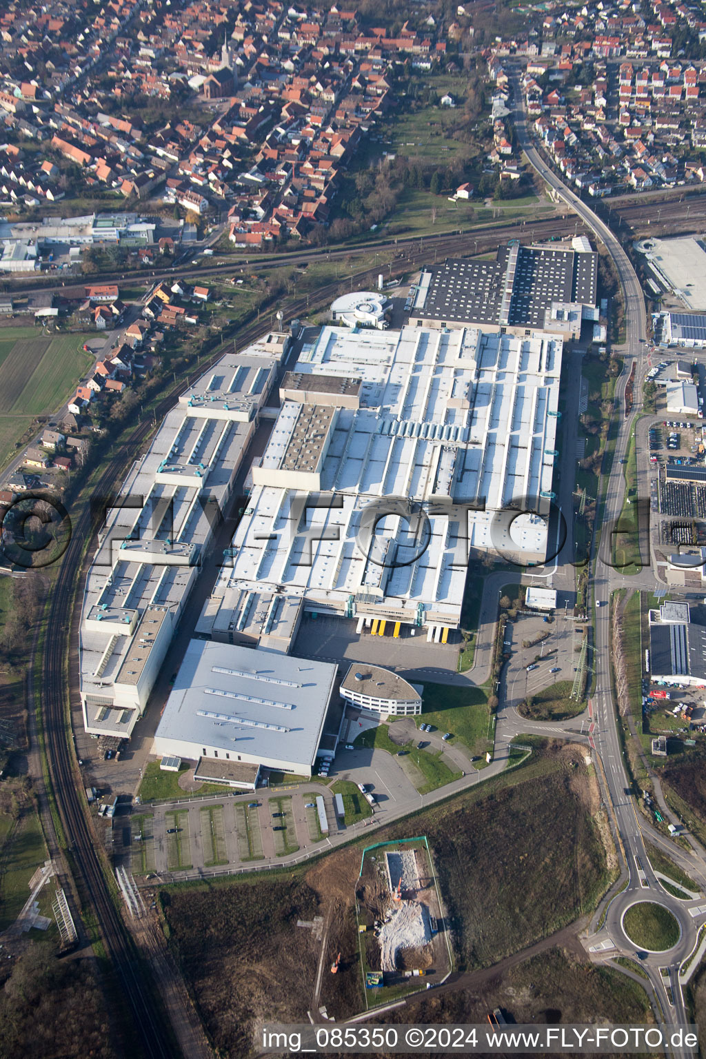 Luftaufnahme von Gebäude und Produktionshallen auf dem Werksgelände SEW-EURODRIVE GmbH & Co KG in Graben-Neudorf im Bundesland Baden-Württemberg, Deutschland
