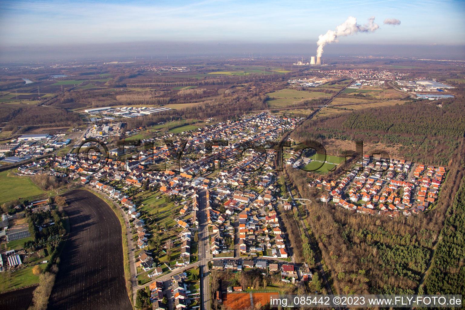 Luftbild von Von Südwesten im Ortsteil Huttenheim in Philippsburg im Bundesland Baden-Württemberg, Deutschland