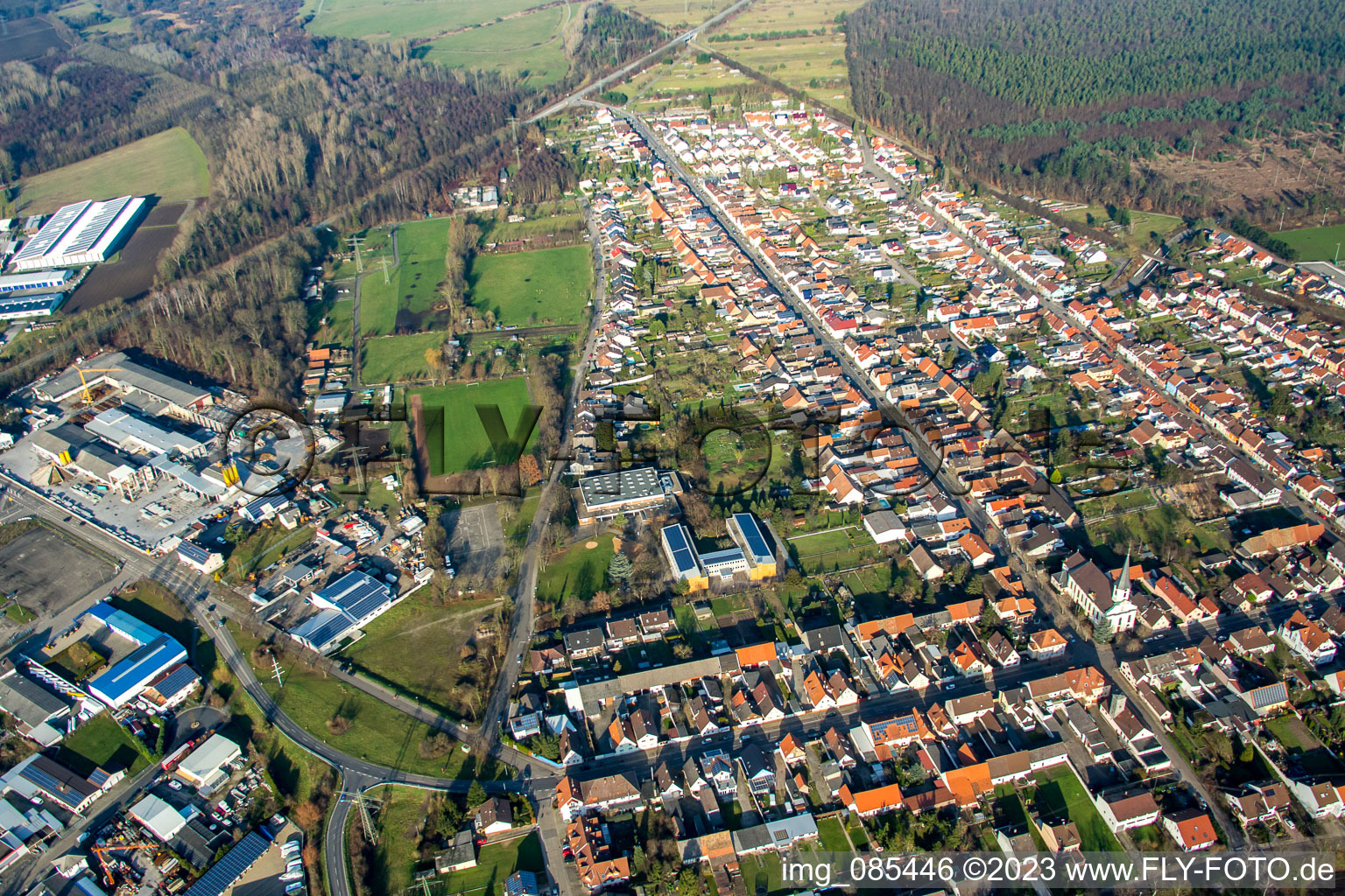 Ortsansicht der Straßen und Häuser der Wohngebiete im Ortsteil Huttenheim in Philippsburg im Bundesland Baden-Württemberg, Deutschland