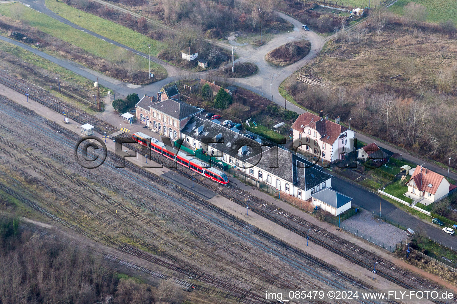 Gleisverlauf und Bahnhofsgebäude der Französischen Bahn in Lauterbourg in Grand Est im Bundesland Bas-Rhin, Frankreich