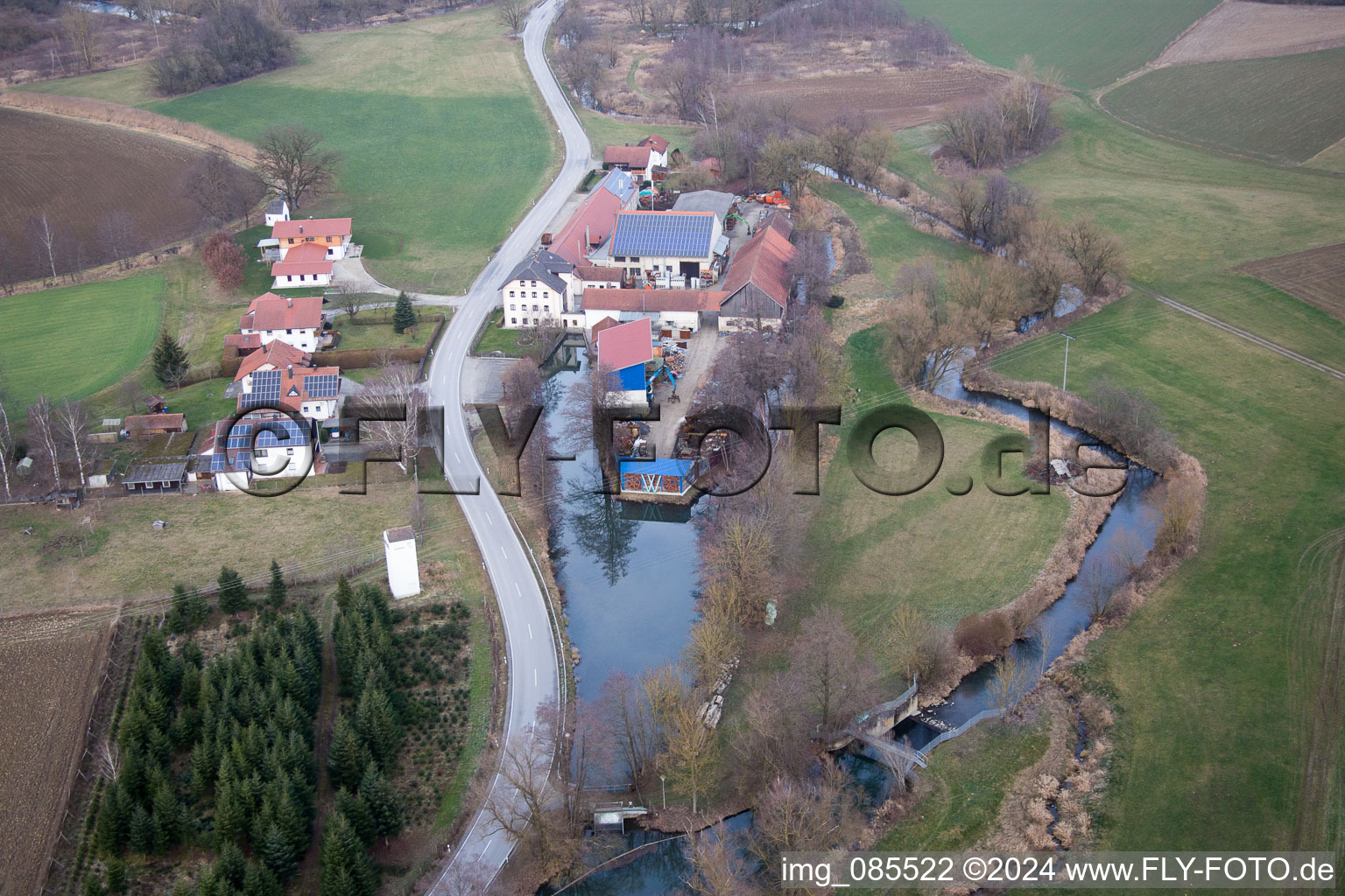 Historische Wassermühle Eduard Wensauer GmbH & Co. KG Rottaler Hammerwerk am Gehöft eines Bauernhofes am Rand des Altbach im Ortsteil Anzenkirchen in Triftern im Bundesland Bayern, Deutschland