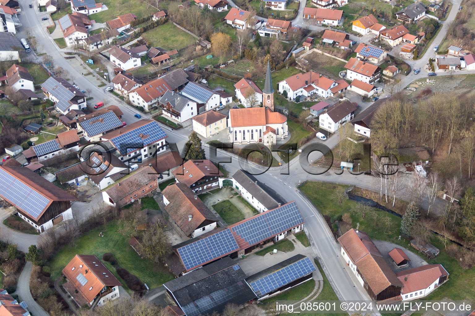 Luftbild von Kirchengebäude im Dorfkern im Ortsteil Hirschbach in Bad Birnbach im Bundesland Bayern, Deutschland