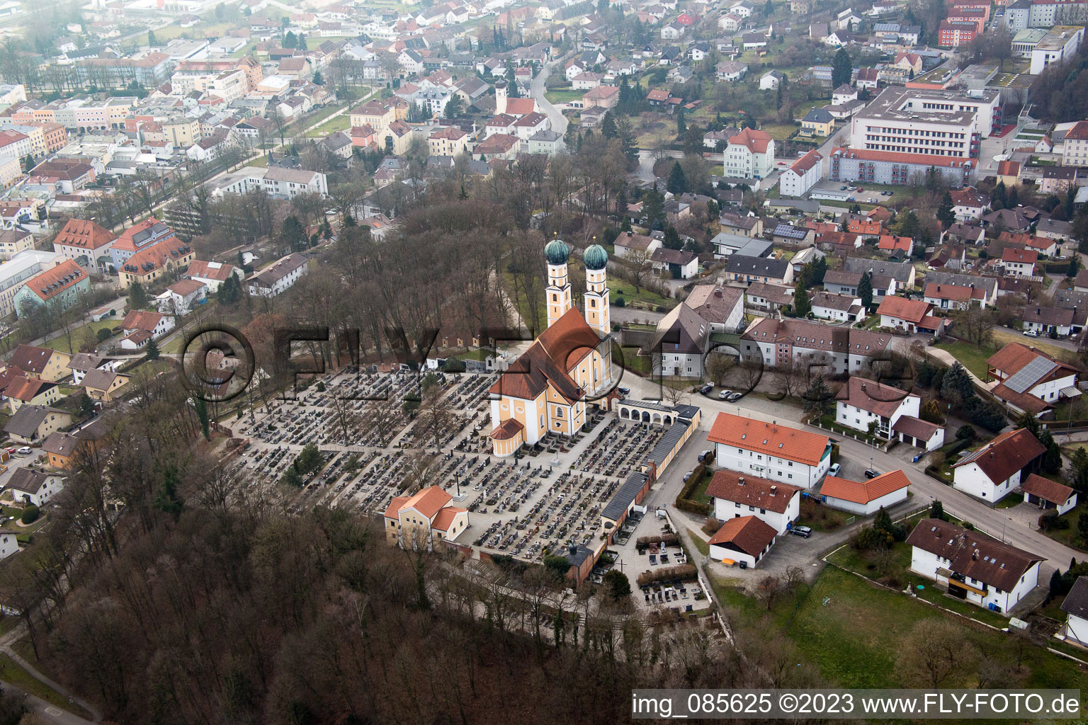 Pfarrkirchen, Wallfahrtkirche Gartlberg im Bundesland Bayern, Deutschland aus der Vogelperspektive
