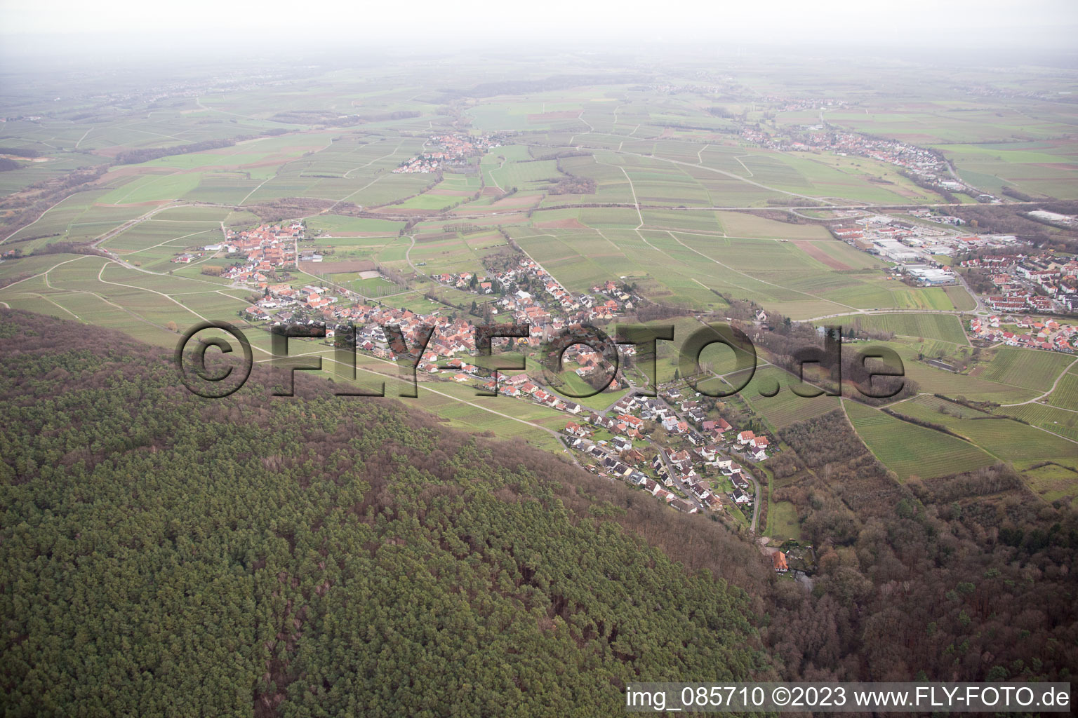 Luftaufnahme von Ortsteil Pleisweiler in Pleisweiler-Oberhofen im Bundesland Rheinland-Pfalz, Deutschland