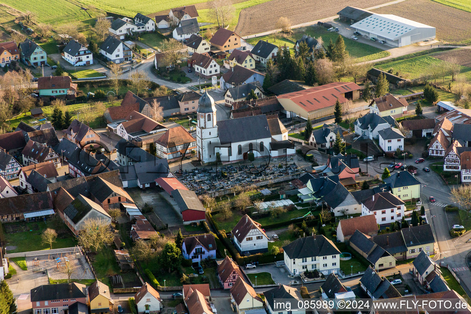 Kirchengebäude im Dorfkern in Niederlauterbach in Grand Est im Bundesland Bas-Rhin, Frankreich
