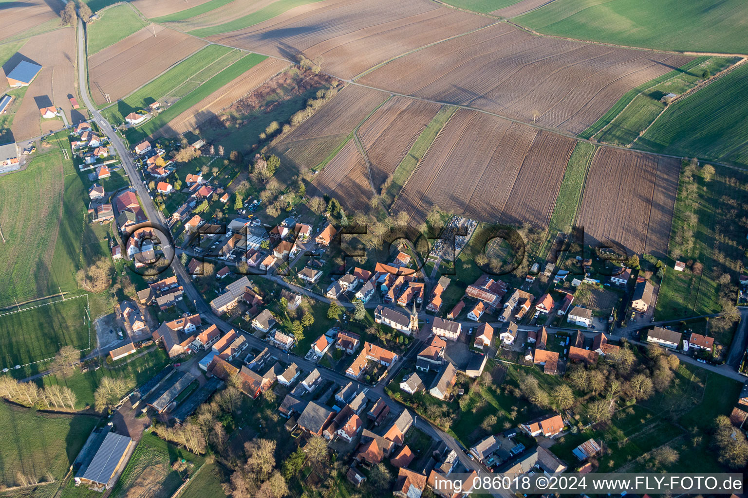 Dorf - Ansicht am Rande von landwirtschaftlichen Feldern und Nutzflächen in Siegen in Grand Est im Bundesland Bas-Rhin, Frankreich