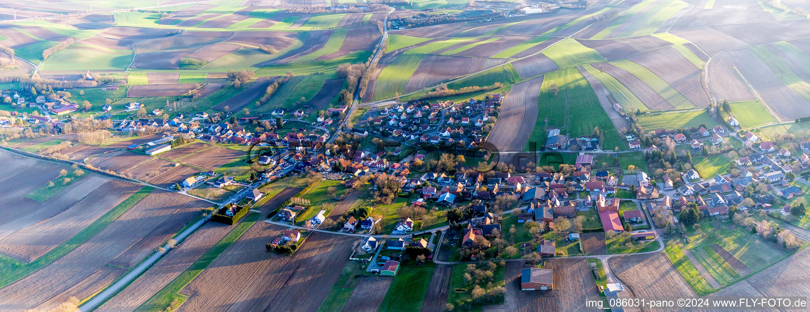 Dorf - Ansicht am Rande von landwirtschaftlichen Feldern und Nutzflächen in Wintzenbach in Grand Est im Bundesland Bas-Rhin, Frankreich