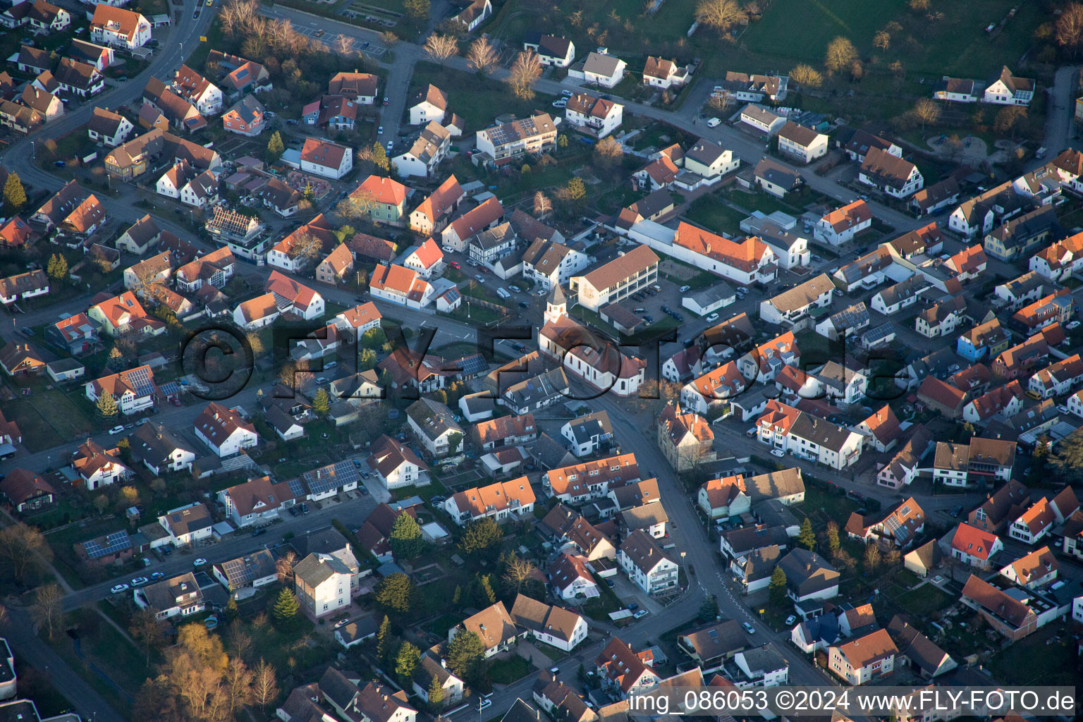 Luftbild von Ortsansicht der Straßen und Häuser der Wohngebiete im Ortsteil Illingen in Elchesheim-Illingen im Bundesland Baden-Württemberg, Deutschland