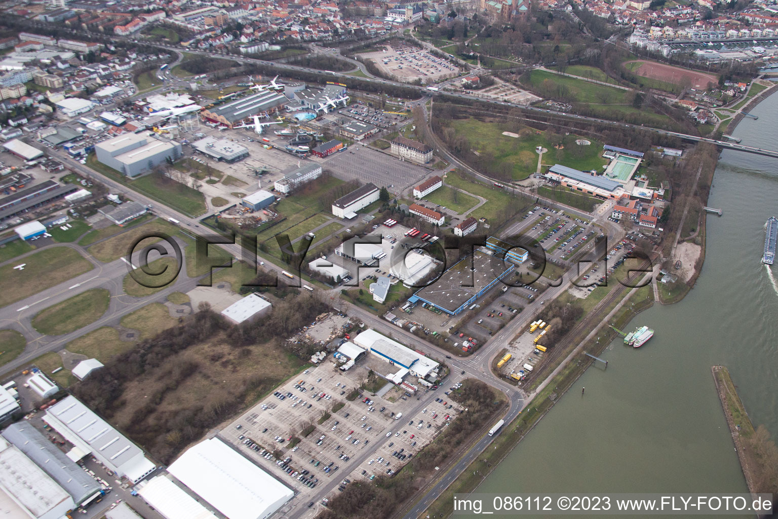Speyer, Industriegebiet am Flugplatz im Bundesland Rheinland-Pfalz, Deutschland vom Flugzeug aus