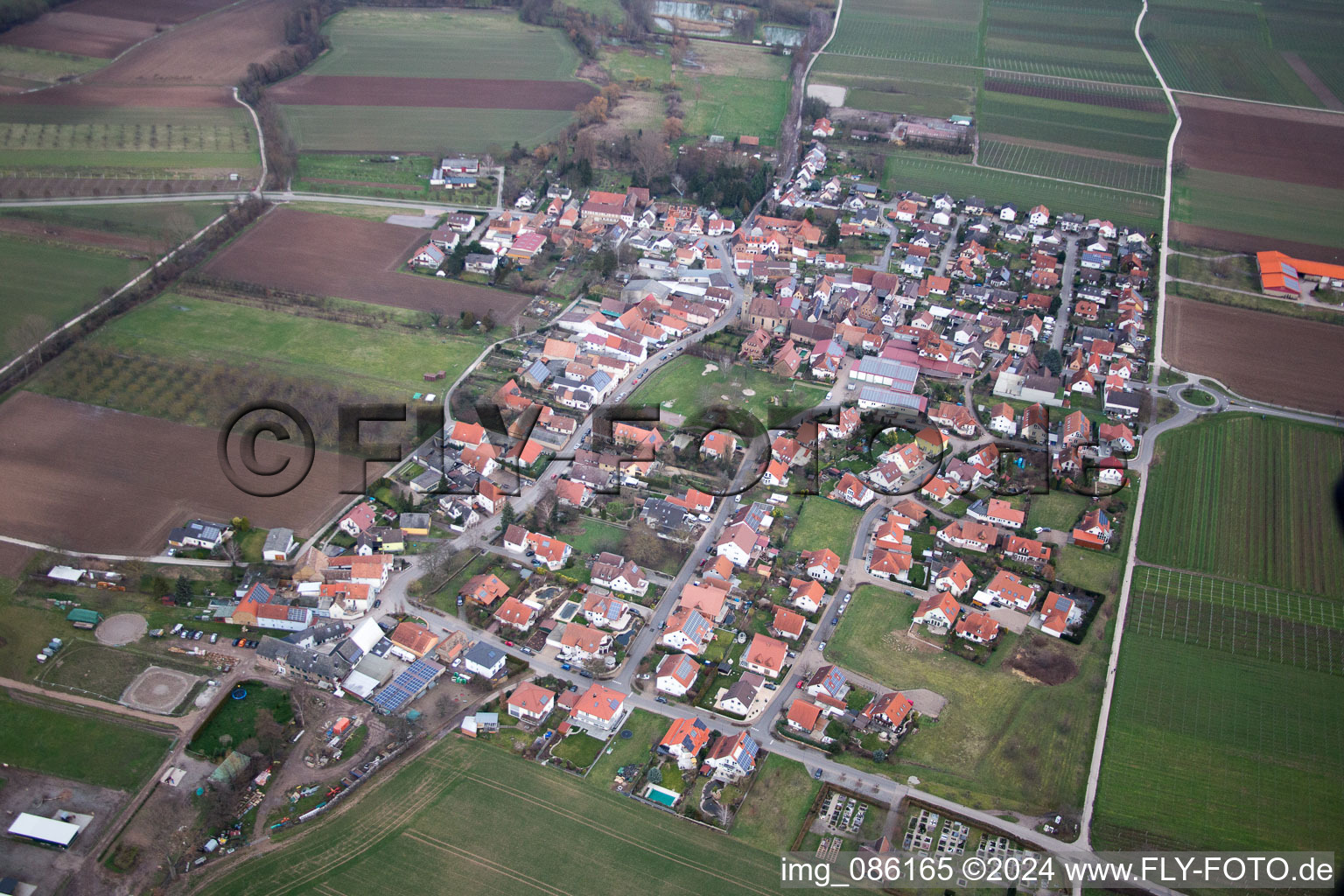 Luftbild von Dorf - Ansicht am Rande von landwirtschaftlichen Feldern und Nutzflächen in Großfischlingen im Bundesland Rheinland-Pfalz, Deutschland