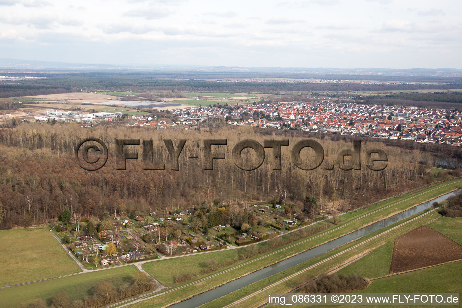 Luftaufnahme von Schrebergärten am Saalbachkanal im Ortsteil Graben in Graben-Neudorf im Bundesland Baden-Württemberg, Deutschland