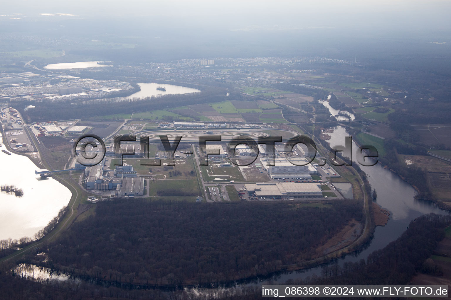Luftbild von Industriegebiet Oberwald von Nordosten in Wörth am Rhein im Bundesland Rheinland-Pfalz, Deutschland