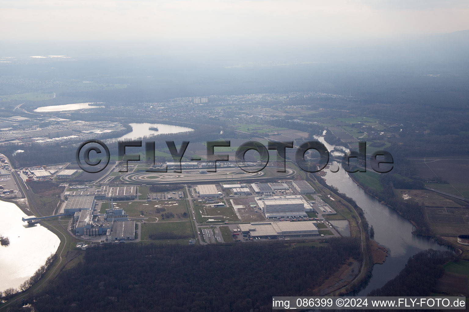 Luftaufnahme von Industriegebiet Oberwald von Nordosten in Wörth am Rhein im Bundesland Rheinland-Pfalz, Deutschland