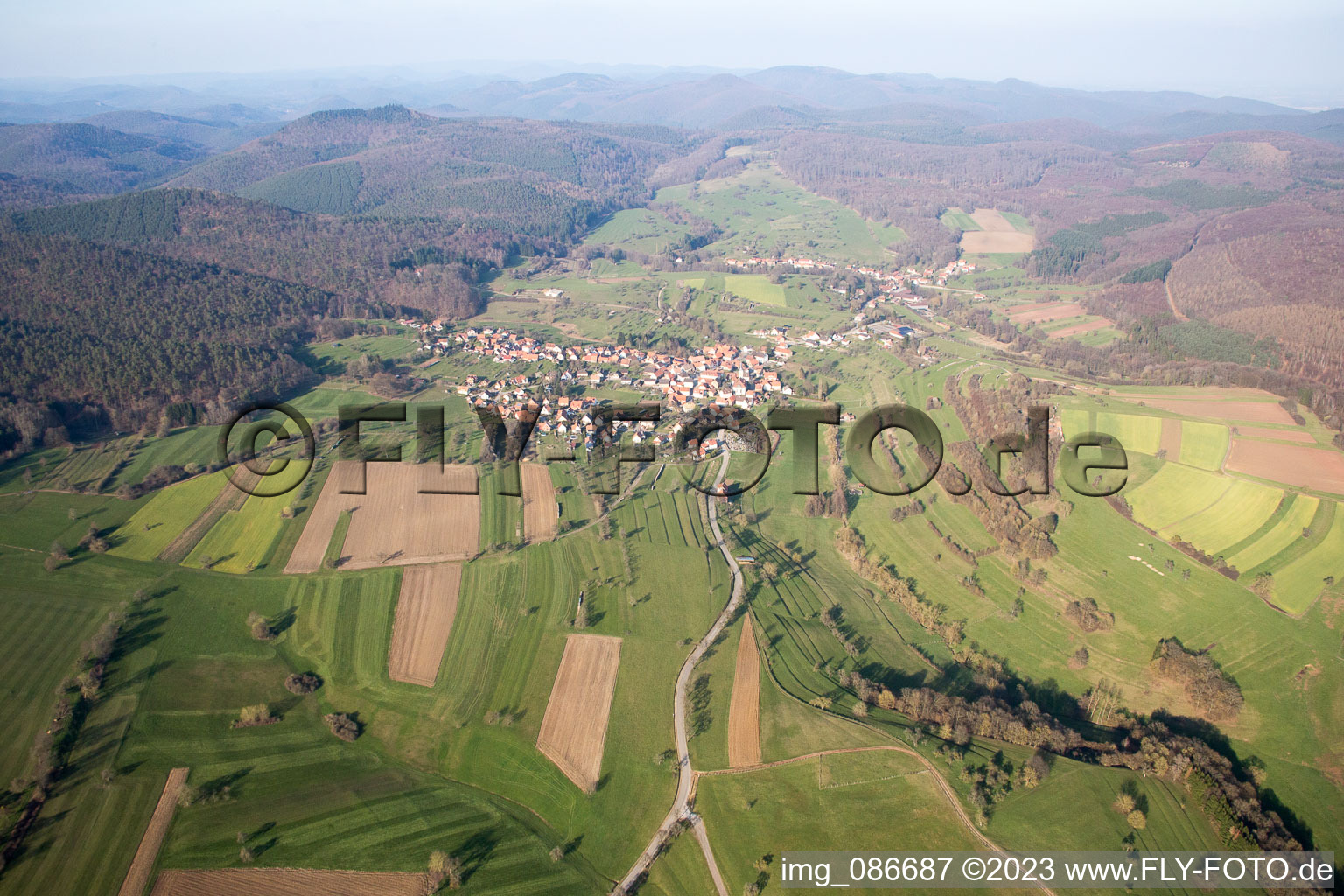 Drohnenbild von Wingen im Bundesland Bas-Rhin, Frankreich