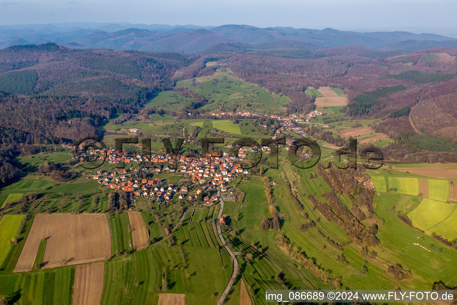 Luftbild von Dorf - Ansicht am Rande von landwirtschaftlichen Feldern und Nutzflächen in Wingen in Grand Est im Bundesland Bas-Rhin, Frankreich