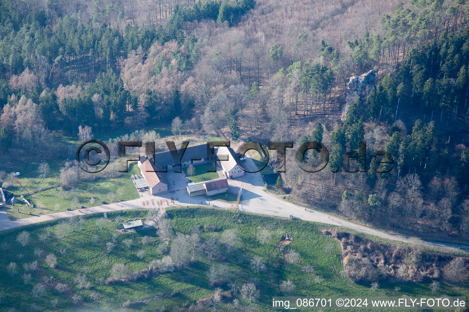 Drohnenaufname von Gimbelhof in Wingen im Bundesland Bas-Rhin, Frankreich