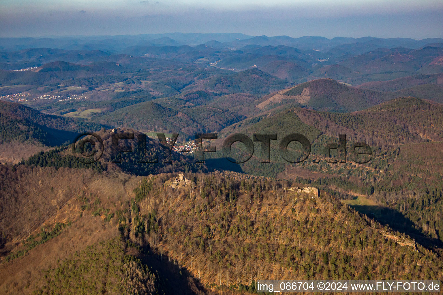 Luftbild von Löwenstein, Hohenburg und Wegelnburg in Wingen im Bundesland Bas-Rhin, Frankreich