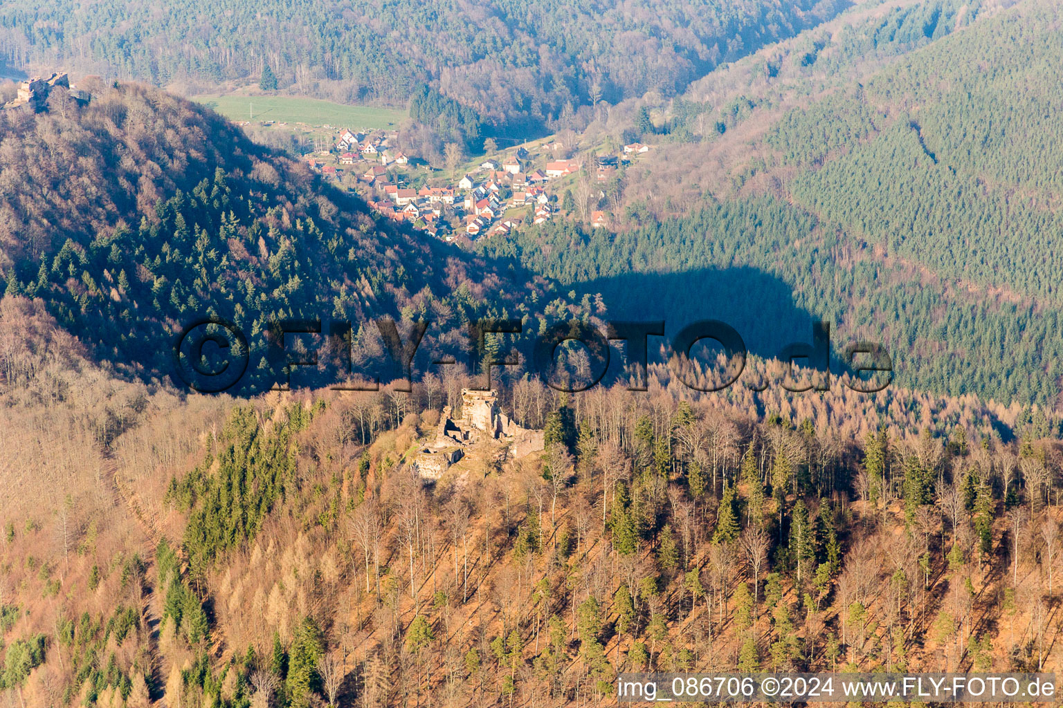 Ruine und Mauerreste der Ruine Hohenburg in Wingen in Grand Est im Bundesland Bas-Rhin, Frankreich