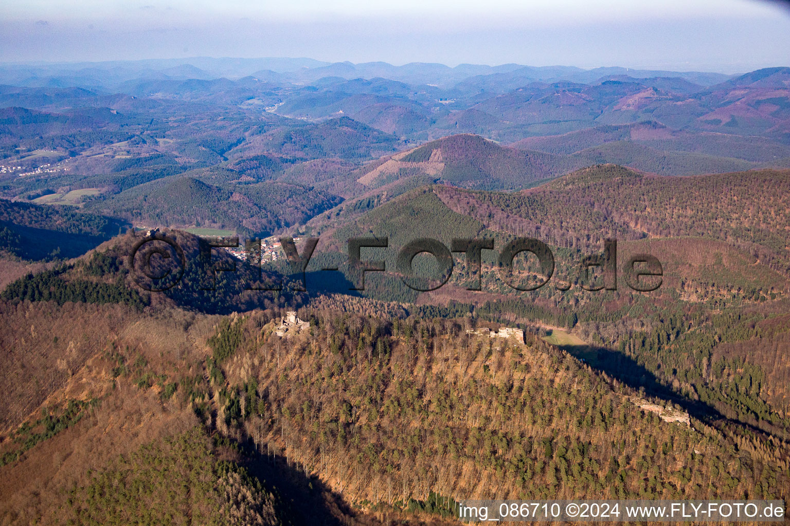 Brugruinen Löwenstein, Hohenburg und Wegelnburg von Süden in Wingen im Bundesland Bas-Rhin, Frankreich