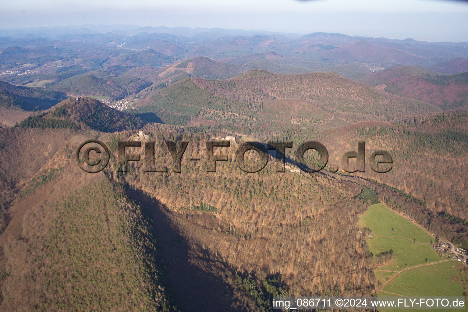 Luftbild von Brugruinen Löwenstein, Hohenburg und Wegelnburg von Süden in Wingen im Bundesland Bas-Rhin, Frankreich