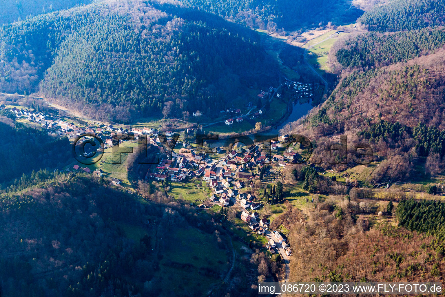 Dorf - Ansicht in Schönau (Pfalz) im Bundesland Rheinland-Pfalz, Deutschland