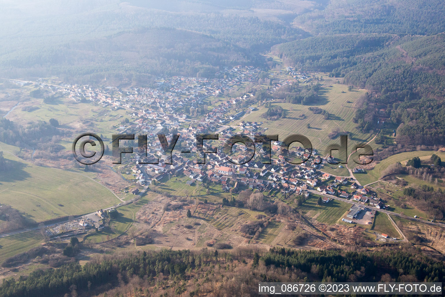 Luftbild von Fischbach bei Dahn im Bundesland Rheinland-Pfalz, Deutschland