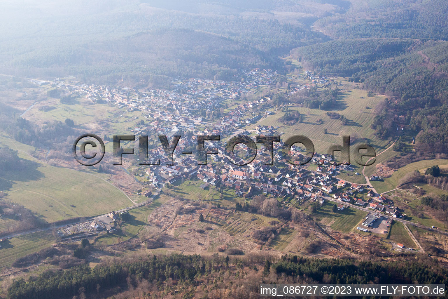 Luftaufnahme von Fischbach bei Dahn im Bundesland Rheinland-Pfalz, Deutschland