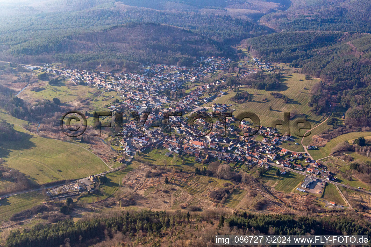 Luftaufnahme von Fischbach bei Dahn im Bundesland Rheinland-Pfalz, Deutschland