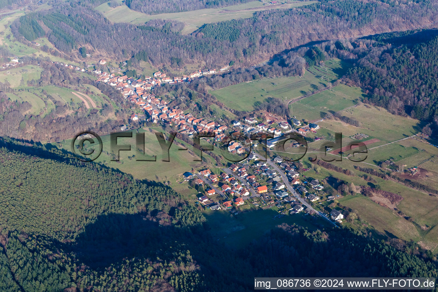 Luftbild von Dorf - Ansicht am Rande von landwirtschaftlichen Feldern und Nutzflächen in Rumbach im Bundesland Rheinland-Pfalz, Deutschland