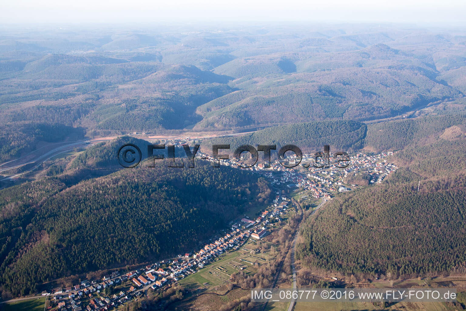 Hinterweidenthal im Bundesland Rheinland-Pfalz, Deutschland von oben gesehen
