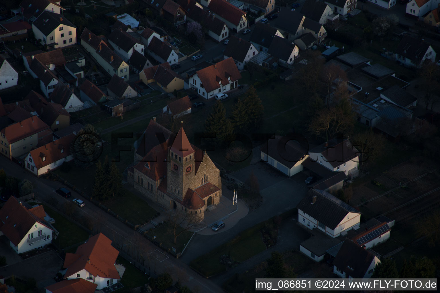 Kirchengebäude der katholischen Kirche im Dorfkern in Insheim im Bundesland Rheinland-Pfalz, Deutschland
