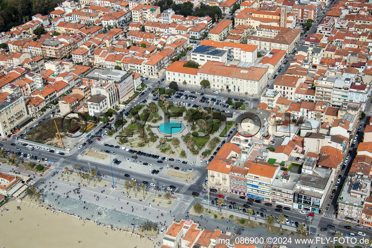 Park auf dem Platz Piazza Giuseppe Mazzini an der Strandpromenade im Innenstadt- Zentrum in Viareggio in Toskana im Bundesland Lucca, Italien