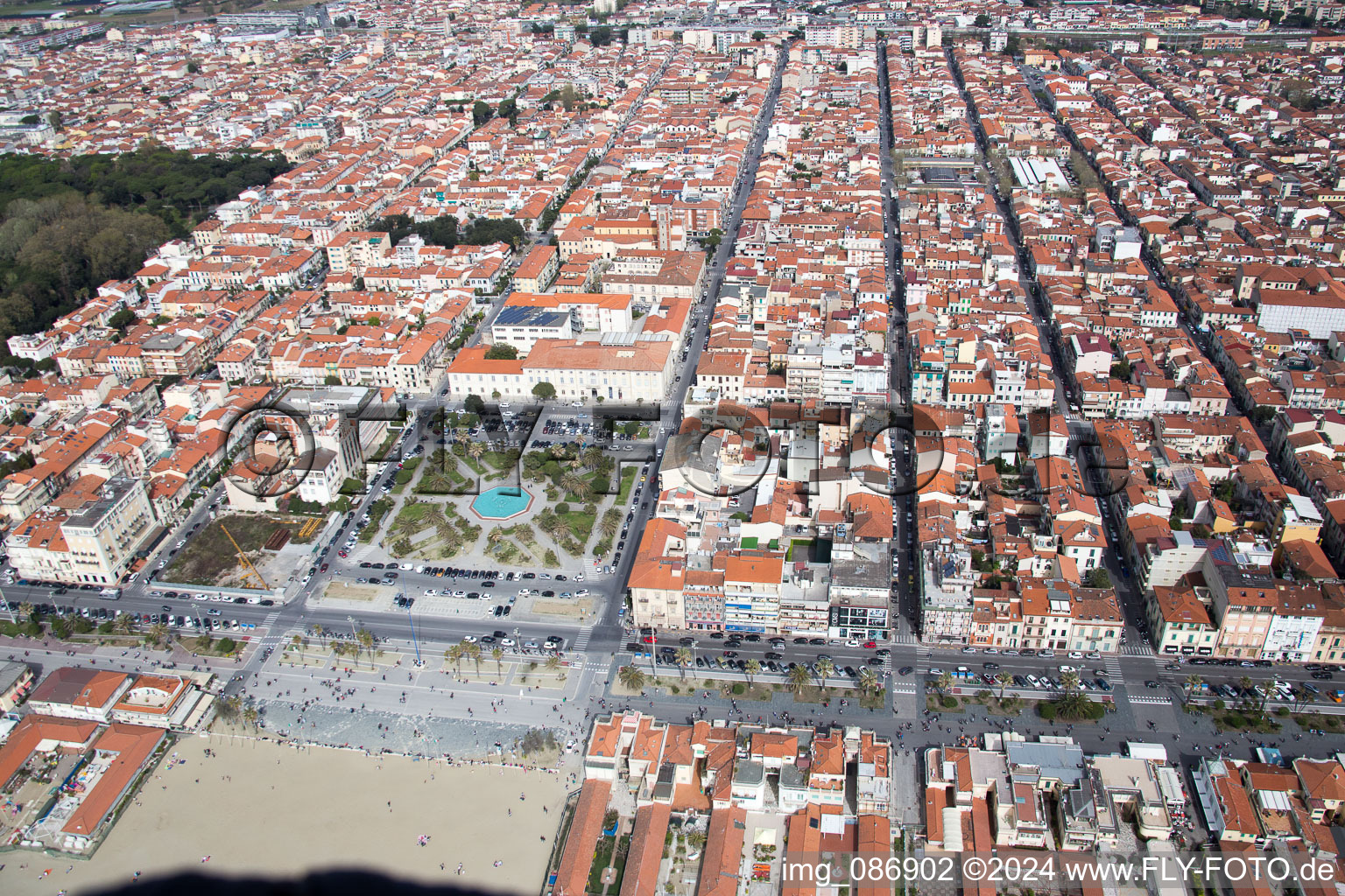 Drohnenbild von Viareggio im Bundesland Lucca, Italien