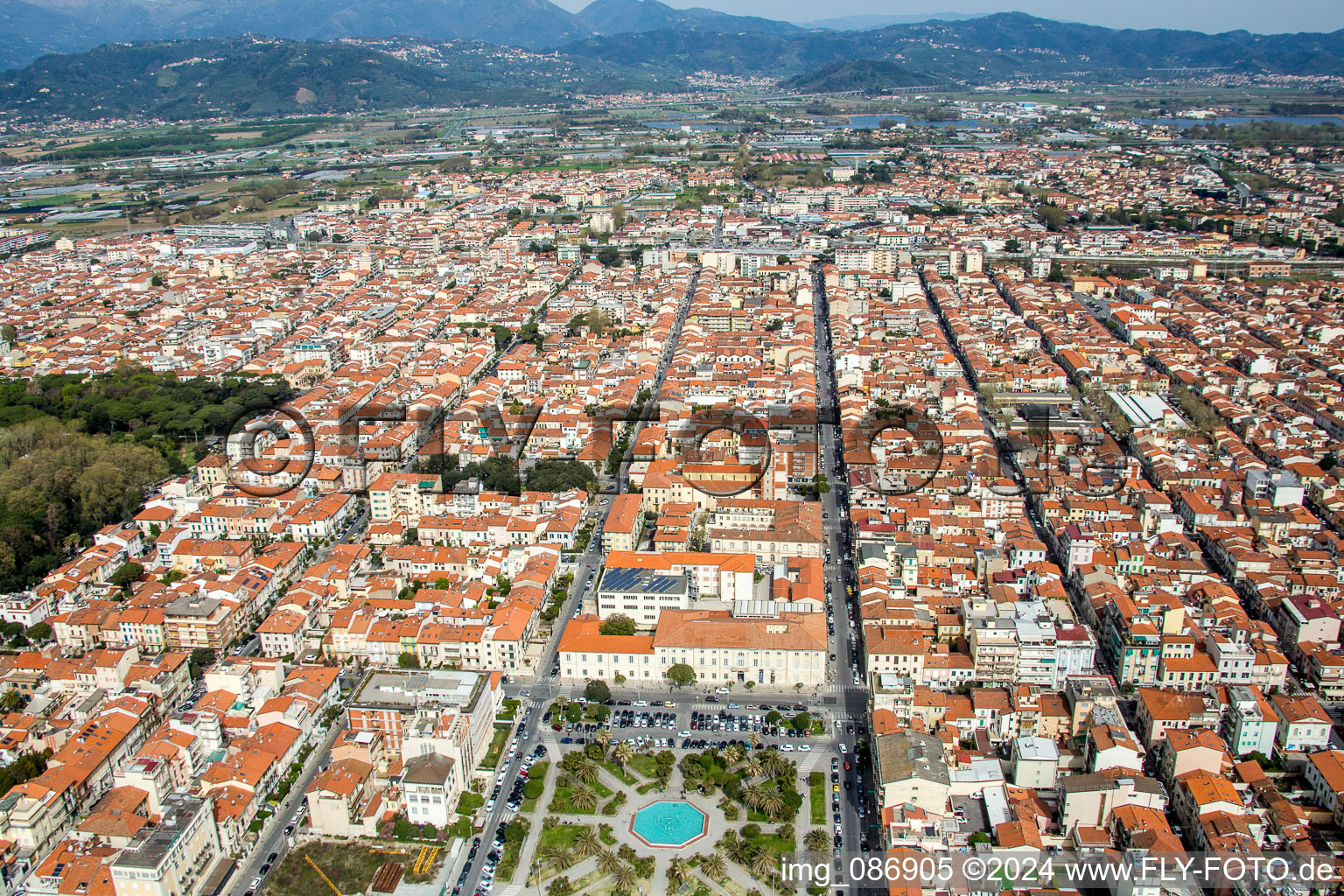 Luftbild von Park auf dem Platz Piazza Giuseppe Mazzini an der Strandpromenade im Innenstadt- Zentrum in Viareggio in Toskana im Bundesland Lucca, Italien