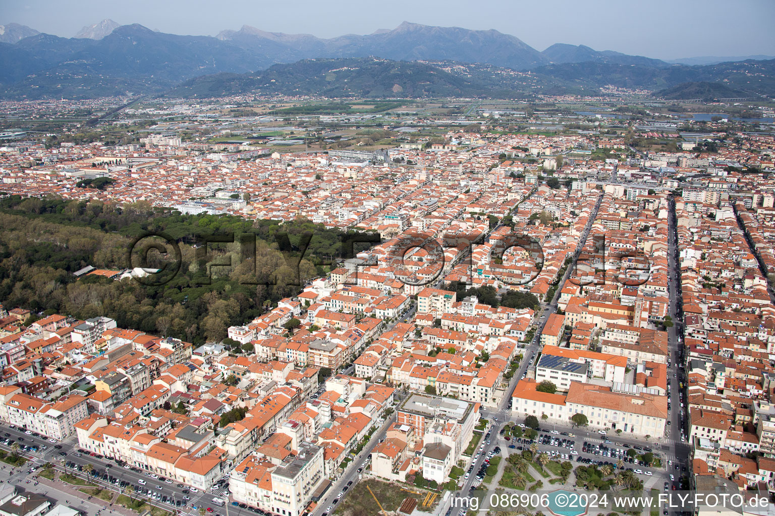 Viareggio im Bundesland Lucca, Italien von der Drohne aus gesehen