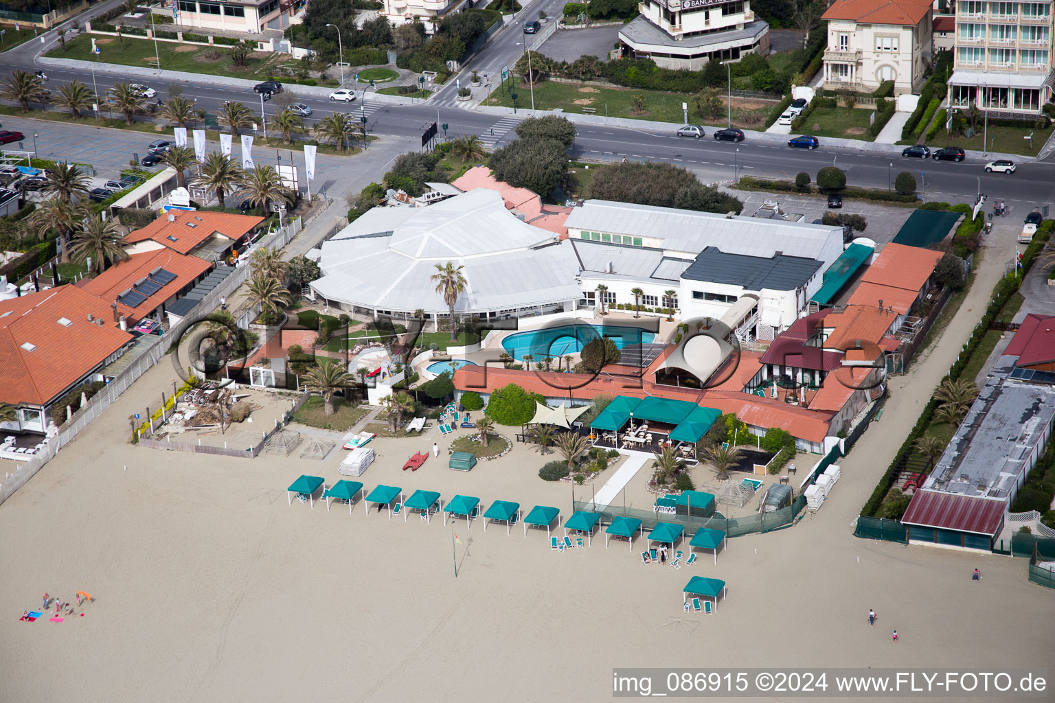 Küsten- Landschaft am Sandstrand des ligurischen Meers in Forte dei Marmi in Toskana im Bundesland Lucca, Italien