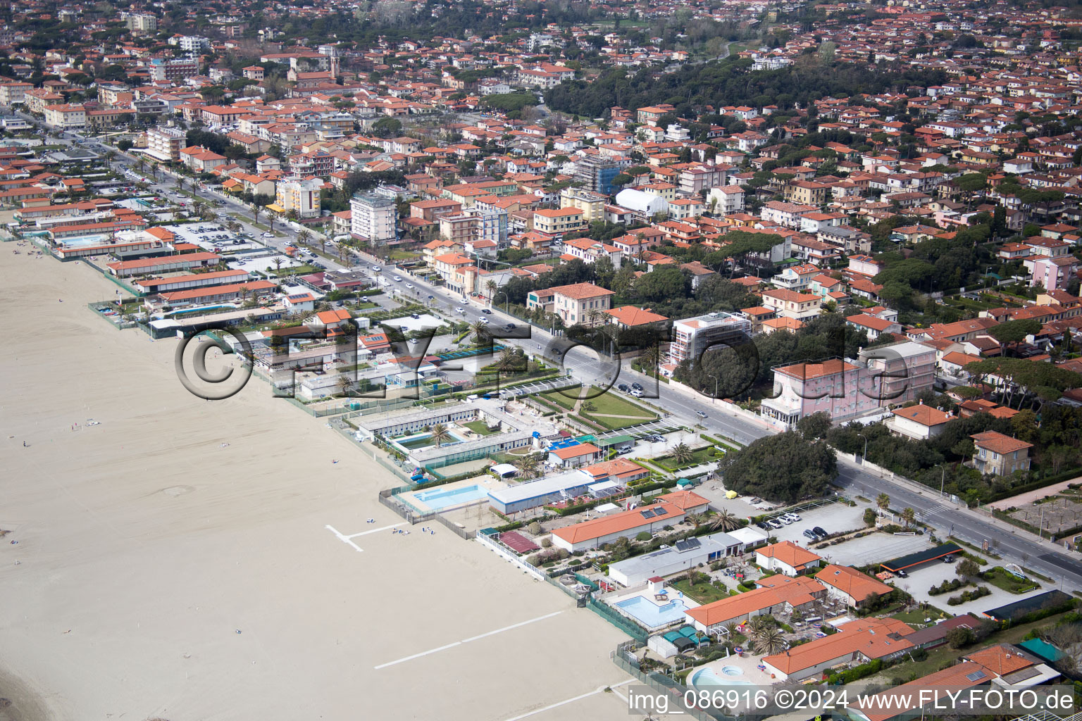 Luftbild von Küsten- Landschaft am Sandstrand des ligurischen Meers in Forte dei Marmi in Toskana im Bundesland Lucca, Italien