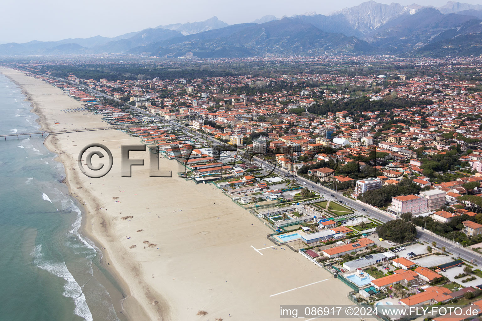 Luftaufnahme von Küsten- Landschaft am Sandstrand des ligurischen Meers in Forte dei Marmi in Toskana im Bundesland Toscana, Italien