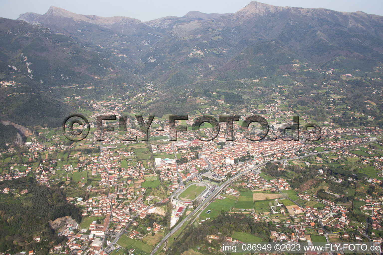 Luftbild von Camaiore(I-Toskana) im Bundesland Toscana, Italien